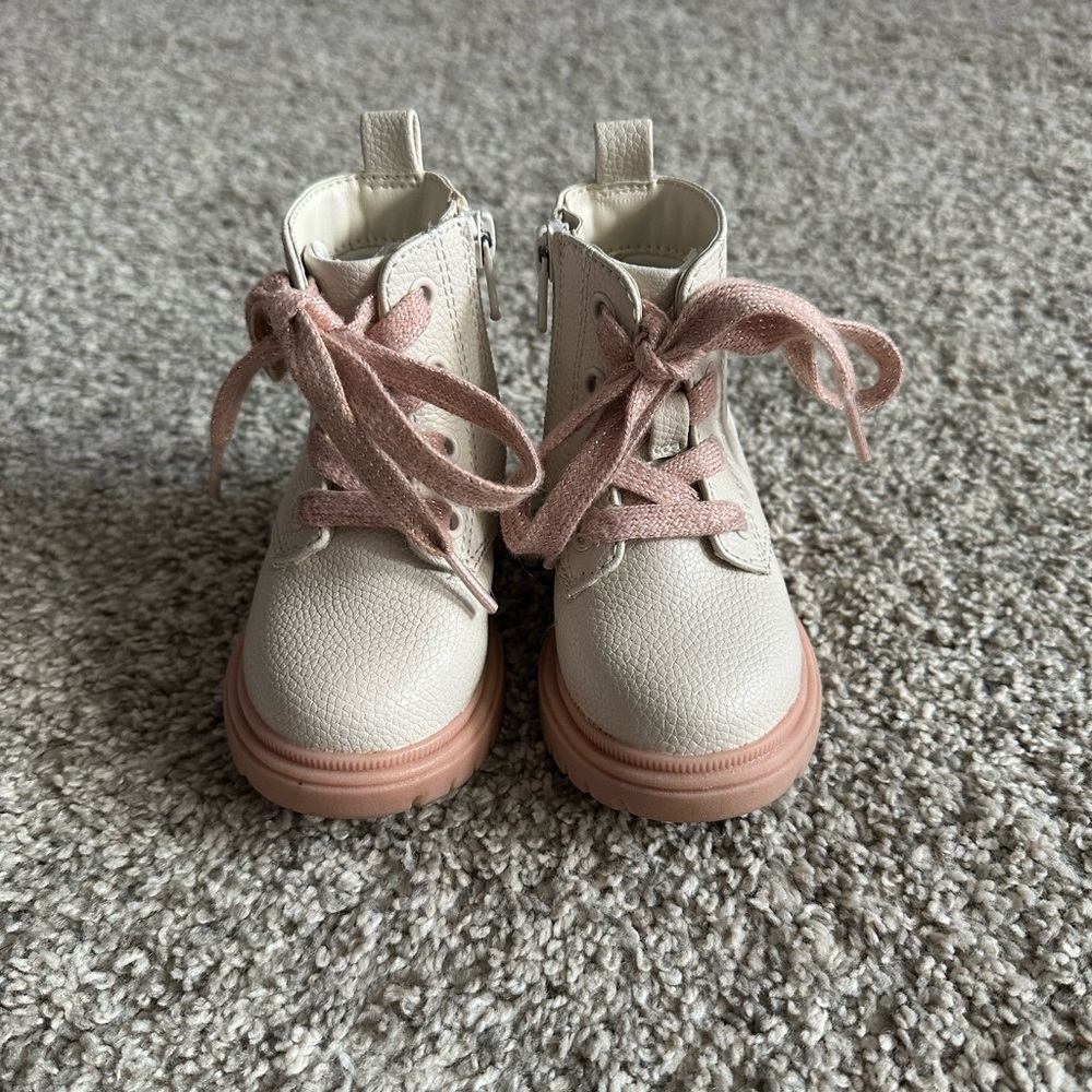Toddler Girls' Cat & Jack Ivory/Amaya Boots Size 5